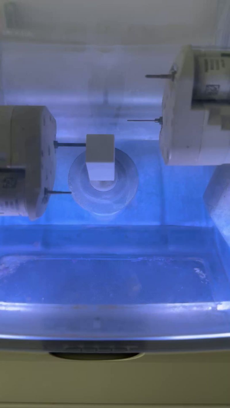 Keramikblock beim Schleifen in der CEREC-Schleifeinheit, gekühlt mit Wasser